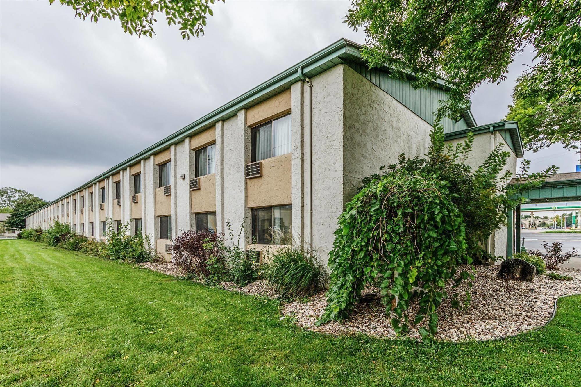 Rodeway Inn Appleton Exterior photo