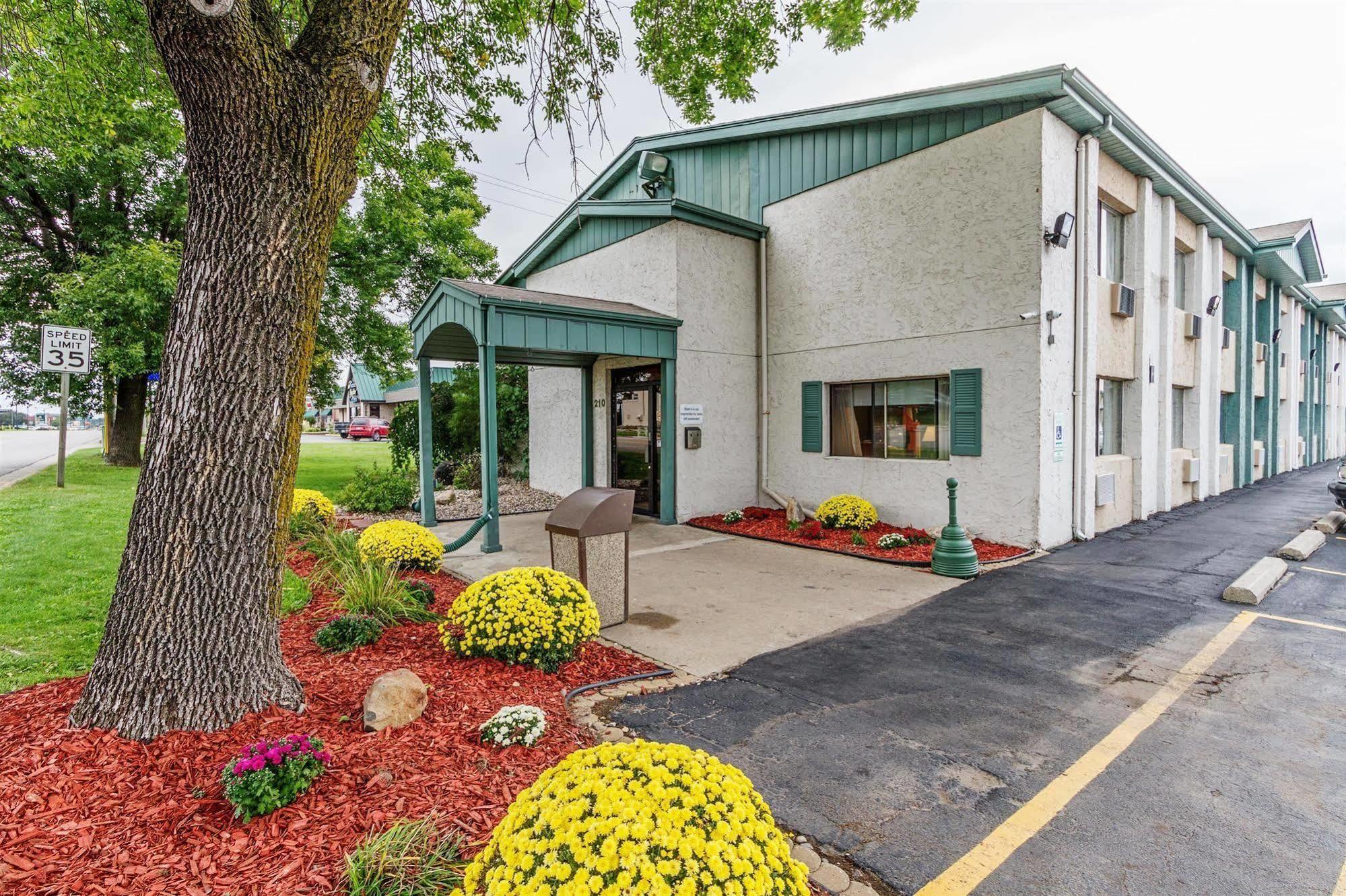 Rodeway Inn Appleton Exterior photo